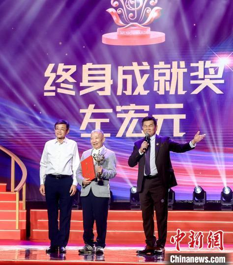 左宏元获闽南语音乐界终身成就奖。 庄伟凡 摄