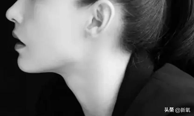 带火韩女后缩下巴审美的柳智敏,为什么本人并不显幼态?