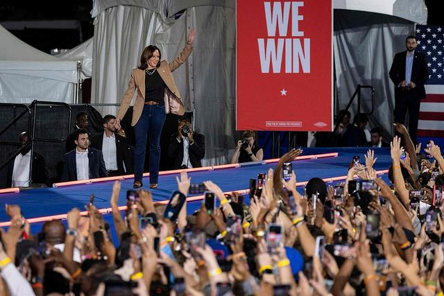 当地时间2024年10月24日，美国佐治亚州，美国民主党总统候选人哈里斯在佐治亚州出席竞选集会。 视觉中国 图