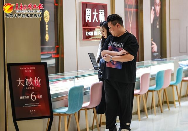　　11月3日，在CCMALL时代广场的一家金饰店推出促销活动。记者米热扎提·木塔力甫摄