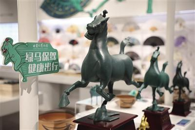 甘肃省博物馆文创商店展示的铜奔马主题文创摆件。记者 马希平 摄