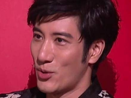 李荣浩的眼里似乎只能容得下一人,只看见了那英两眼放光,却忽略了