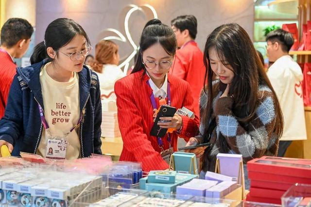 2024年11月3日,国家会展中心(上海),展商在国展文创馆选购进博会周边产品。澎湃新闻记者 朱伟辉 图