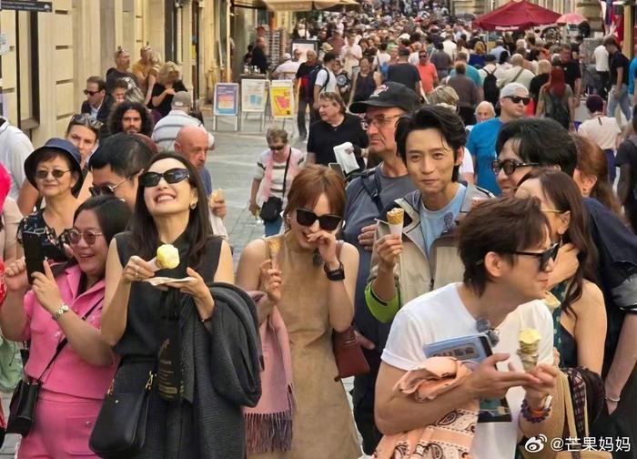 看到这张图的我会原谅全世界，大家都好开心，笑容里都是幸福…