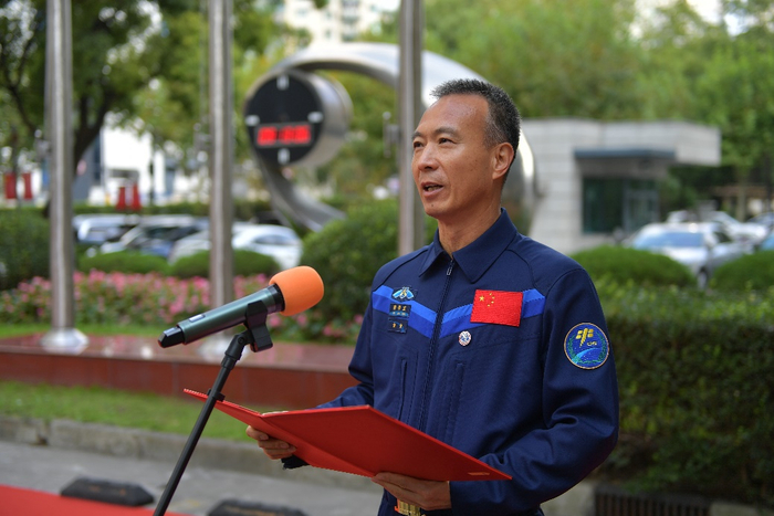 与这面红旗一起来到上海天文台的还有我国特级航天员费俊龙.