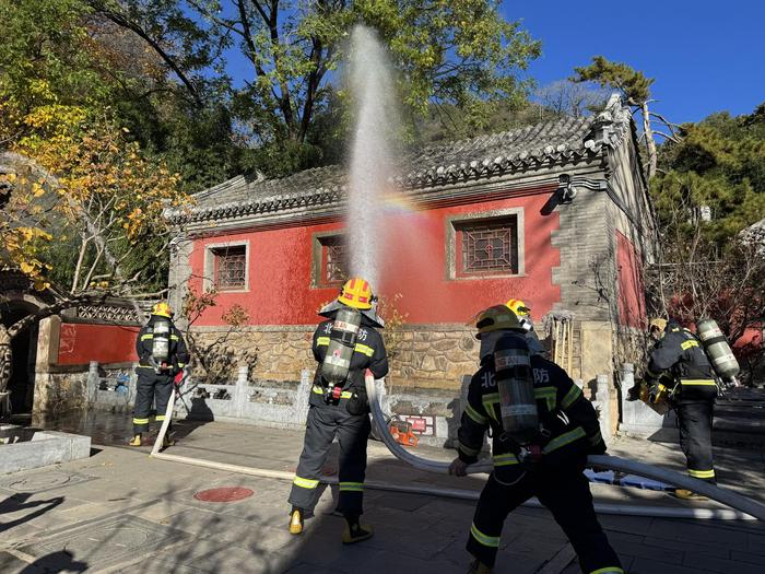 消防救援人员在潭柘寺景区进行消防演习。图源：门头沟区消防救援支队