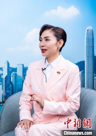 港区全国人大代表、香港歌手邝美云日前接受中新网“港澳会客厅”采访。 中新网记者 侯宇 摄