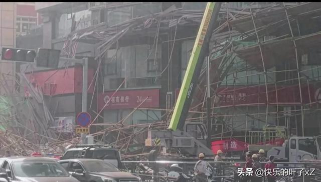 突发坍塌,现场一片混乱!|青岛市|山东省|交通事故|脚手架|施工_新浪新闻