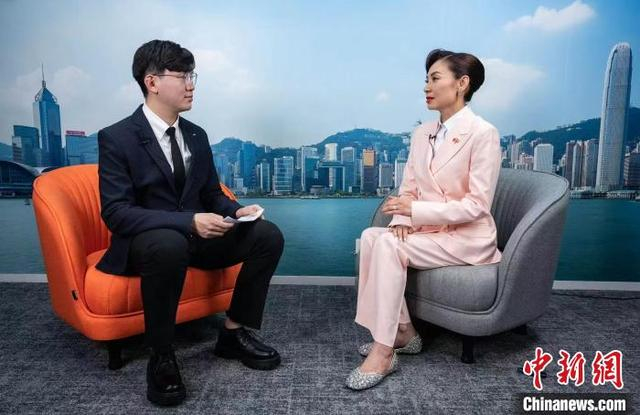 邝美云接受“港澳会客厅”采访。 中新网记者 侯宇 摄