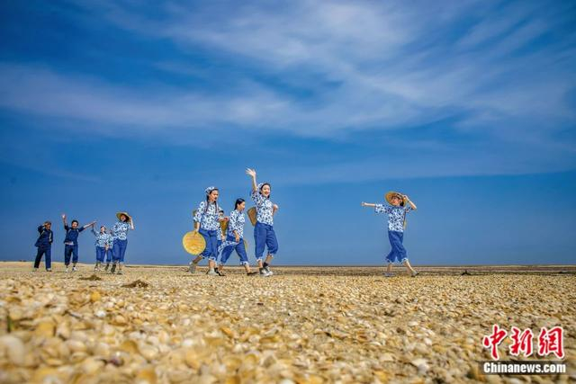 民众在无棣古贝壳堤赶海。滨州市委宣传部供图