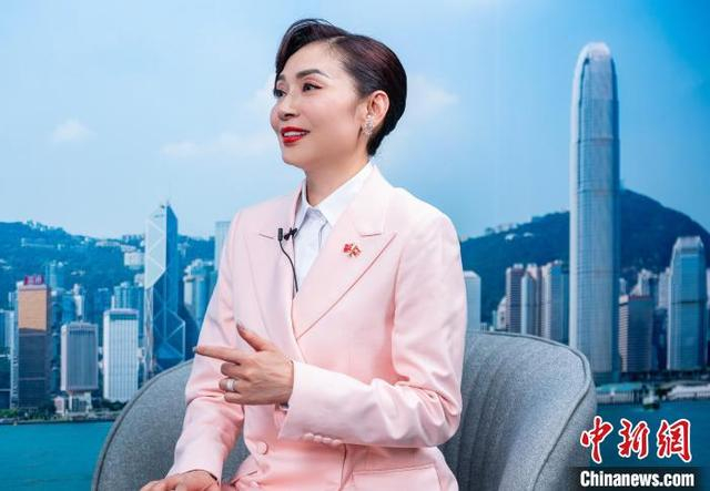 邝美云接受“港澳会客厅”采访。中新网记者 侯宇 摄