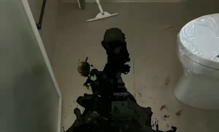 工厂附近居民家中的黑色液体。  受访者供图