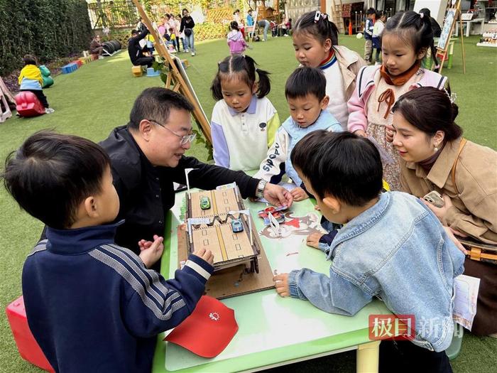 小朋友和家长一起当“摊主”，这所幼儿园的科技节好热闹
