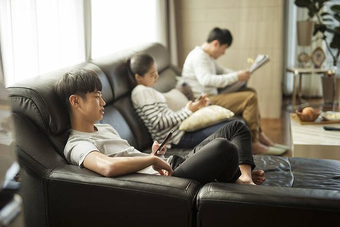 闪电心灵愈站丨高二男孩退学两年与父母无法沟通 心理专家：要建立“亲密链接”