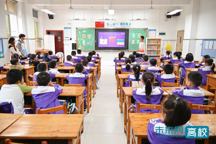 重庆城市科技学院学子前往兴龙湖小学开展主题支教活动