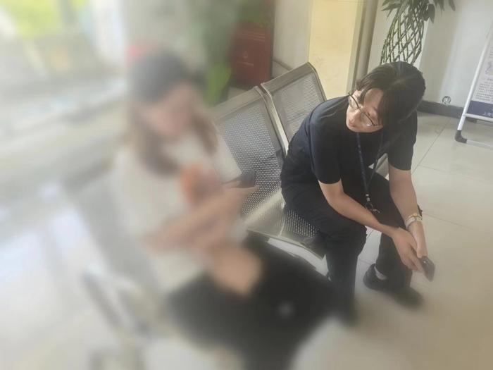 派出所民警对轻生女子小丽进行劝导