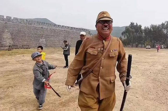 那个时代军民团结一心的精神风貌,在大家冲向城门的一刻被具象化了.