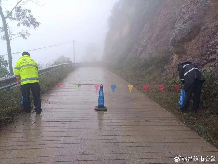 山区道路行车风险大图片