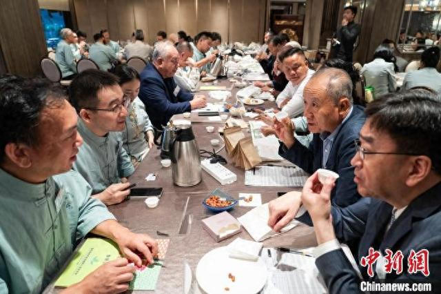 11月9日，香港潮州凤凰单丛茶国际大赛举行总决赛。图为评审团品鉴茶汤。中新社记者 侯宇 摄