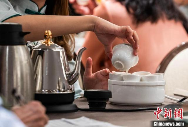 11月9日，香港潮州凤凰单丛茶国际大赛举行总决赛。图为茶艺师冲泡茶叶。中新社记者 侯宇 摄