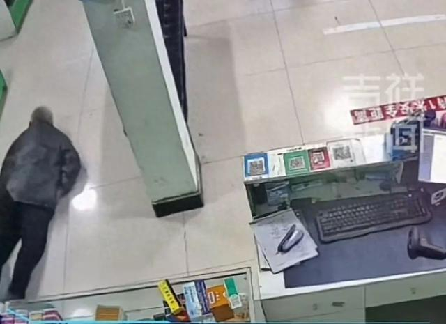 老人倒地不断抽搐。图/视频画面