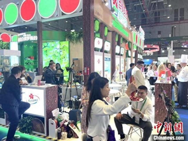 11月8日,工作人员在展台前直播卖货。 诸葛瑞鑫 摄