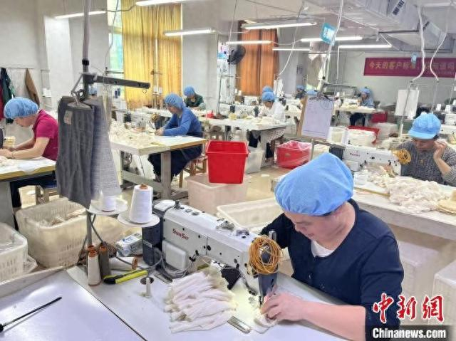 10月29日，江西省抚州市东乡区一个丝瓜络加工车间，工人用丝瓜络、棉麻作为原料生产洗浴用品。王剑摄