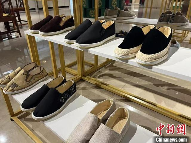 10月29日，江西省抚州市东乡区，丝瓜络被用于制作高档传统布鞋。王剑 摄