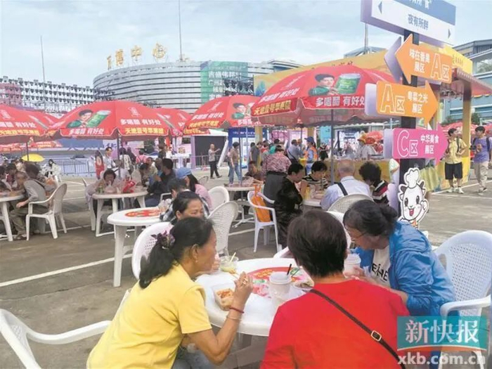 美食节吸引了众多食客寻味。