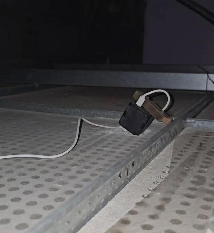 藏于天花板内的偷拍摄像头。（受访者供图）