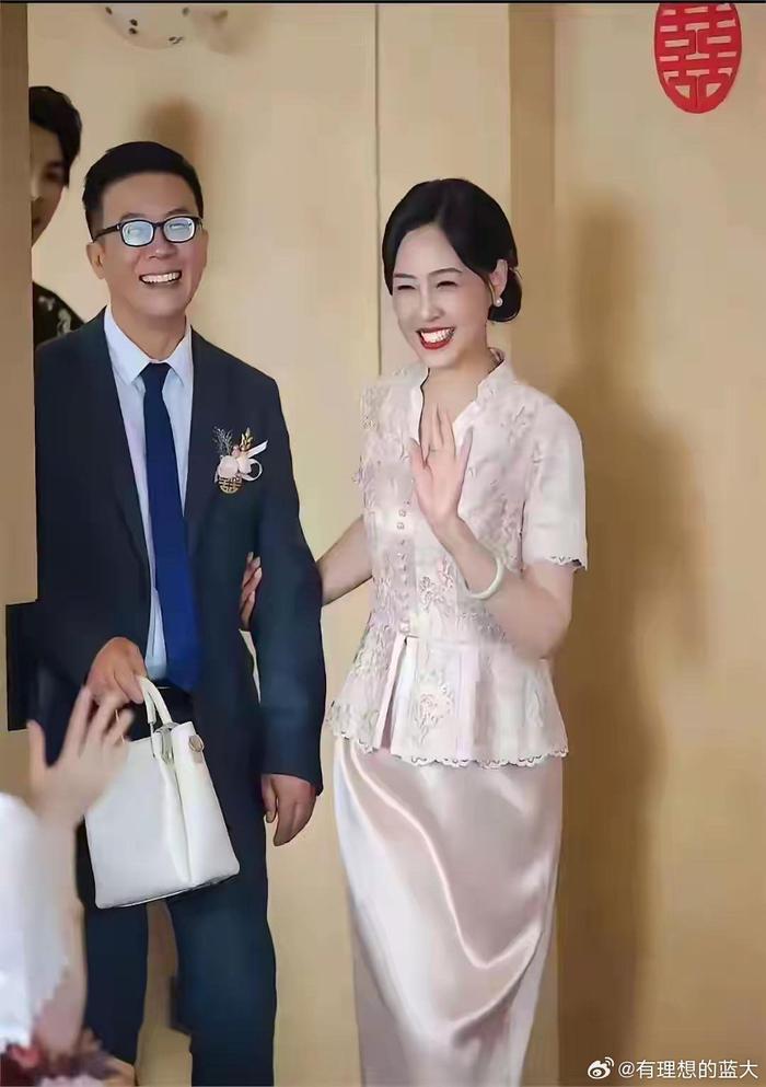 在一个婚礼现场，丈母娘出现了