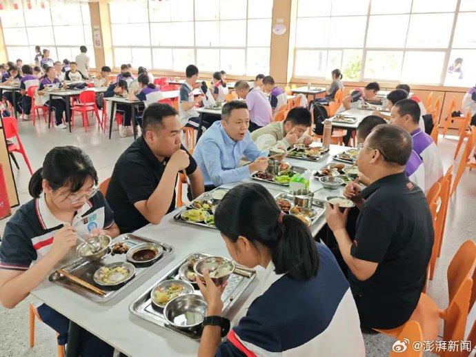 福州建立教育局局长学校陪餐制，原则上每月不少于一次