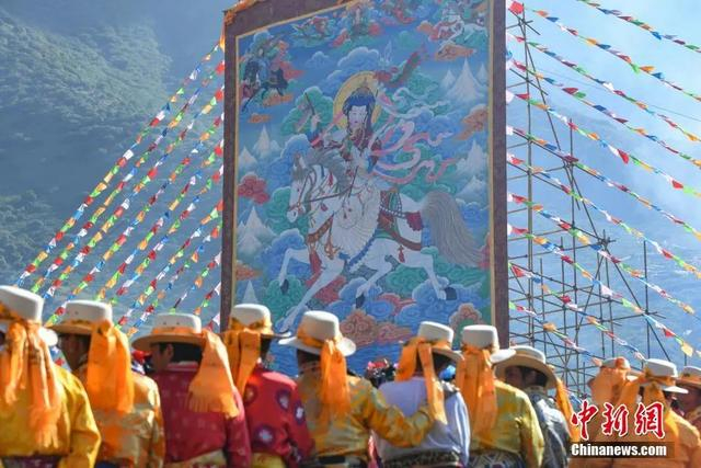 图为宁蒗摩梭人相聚庆祝“转山节”。中新社记者 任东 摄