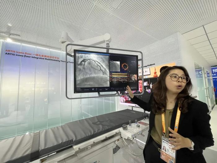 西门子工作人员介绍其全球首个一体化多模态诊疗平台。澎湃新闻记者 邹娟 图