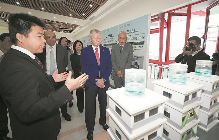     与会嘉宾参观新建成的B栋大楼