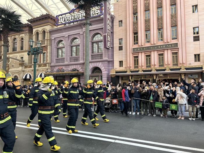 走在好莱坞大道上的消防员向游客们打招呼。新京报记者 彭镜陶 摄