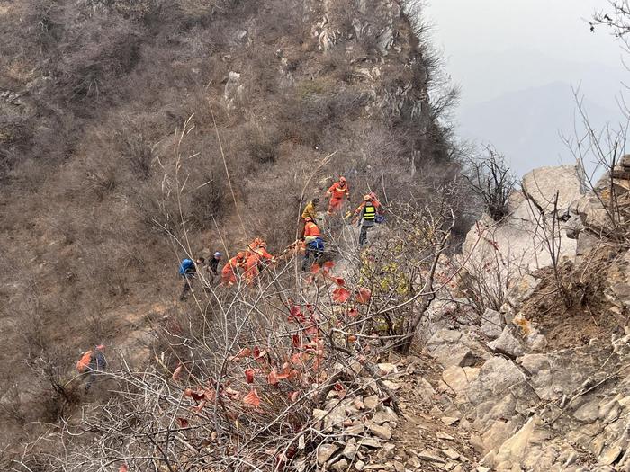 消防救援人员用担架抬着受伤女子下山。图源：门头沟区消防救援支队