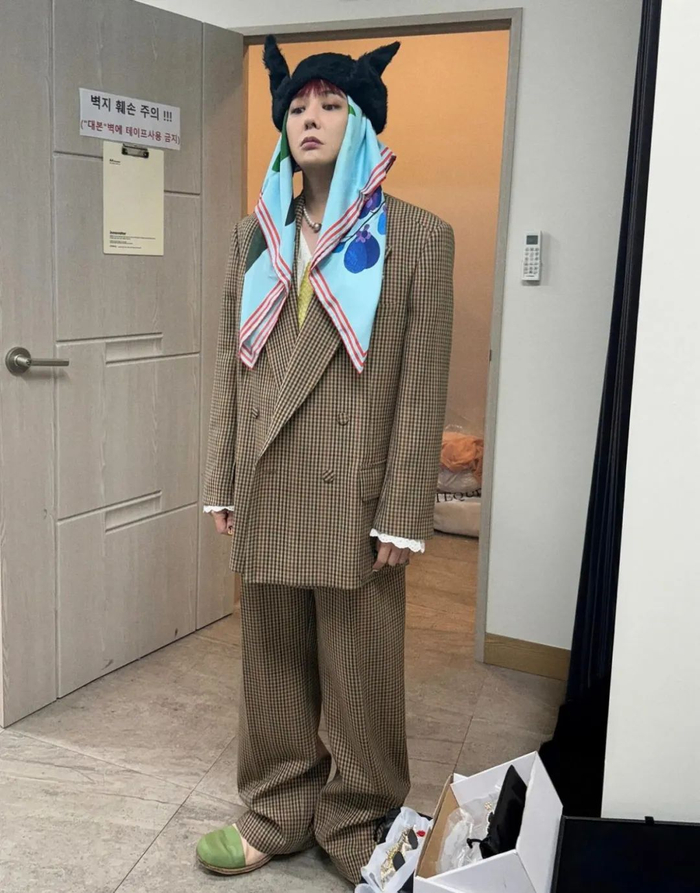 在香奈儿香港大秀上,权志龙的粉色小香风西装搭配鲜红色的 "鸡窝头"