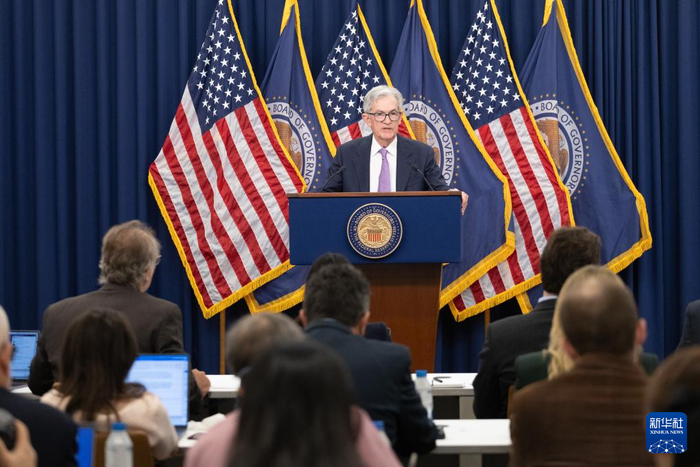 11月7日，美国联邦储备委员会主席鲍威尔在华盛顿出席记者会。图片来源：新华社