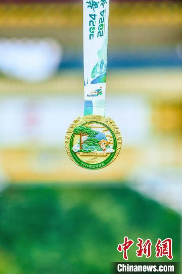 印有黄山五绝之一“奇松”图案的奖牌。黄山区委宣传部供图