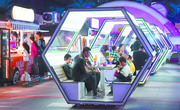 市民在石美集城市微度假中心品尝特色美食。