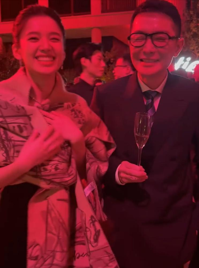 她还和刘冲直接在现场演了一段,没想到婧仪还有点喜剧天赋在身上.