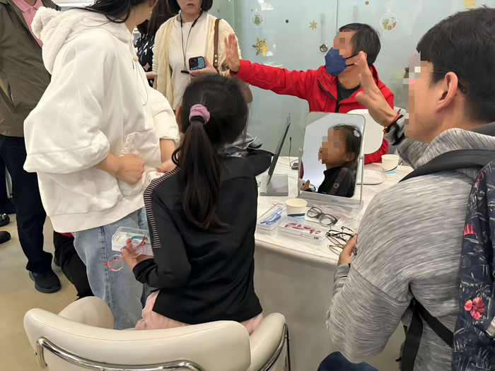 唯儿诺嘉宁店兑换镜框的顾客 财联社记者摄