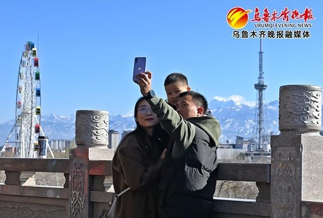 　　11月10日，游客在红山公园欣赏美景，打卡拍照。