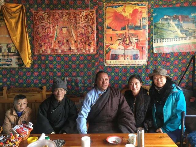 2017年2月，靳亦冰教授（右一）在玉树藏族自治州称多县扎哈村定居点入户调研访谈。西安建大/供图