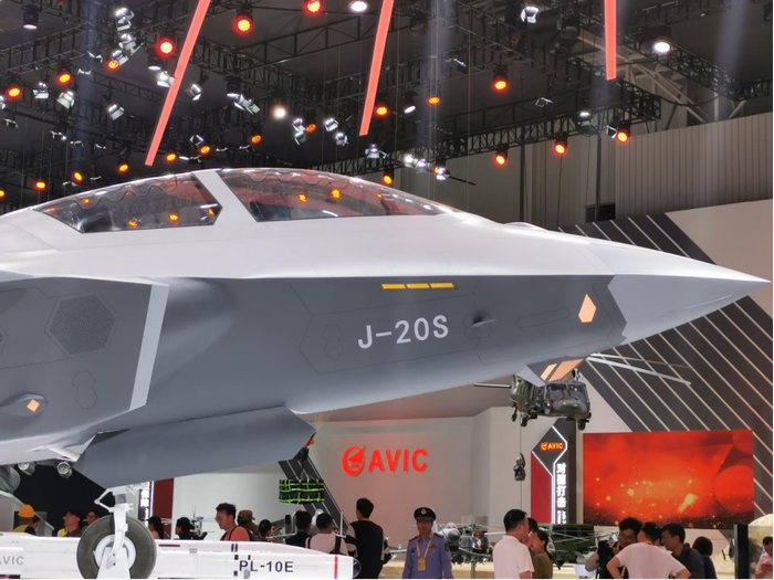 歼-20S是目前全球首款正式亮相的双座五代战机。
