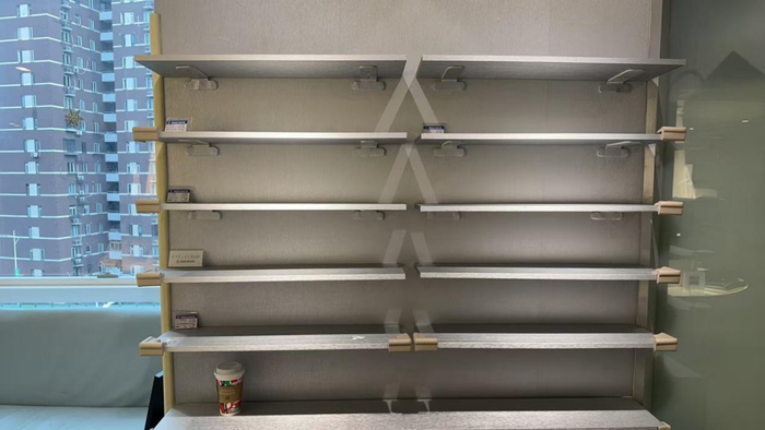 成人镜框被兑换一空 财联社记者摄