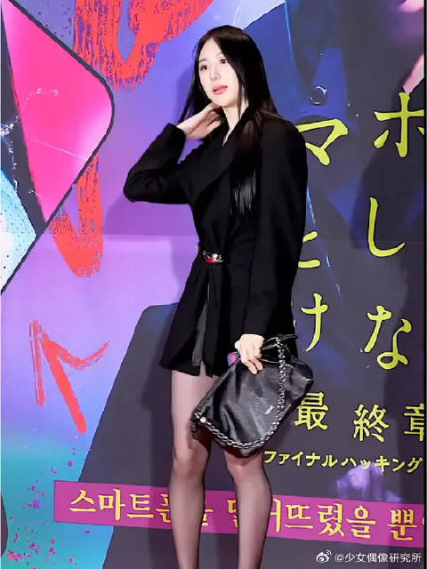 全黑时尚秀纤细双腿,李彩演参加韩影《最后的黑客》宣传活动