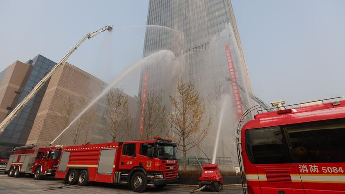 灭火演习现场。图源：东城区消防救援支队