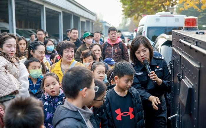 11月10日，北京市公安局警犬基地，讲解员带领参观的小朋友了解运犬车辆。图源：北京警方